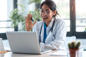 Γιατρός σε online ιατρική συνεδρία μέσω laptop – παράδειγμα σύγχρονης ιατρικής ιστοσελίδας με δυνατότητα τηλεϊατρικής.